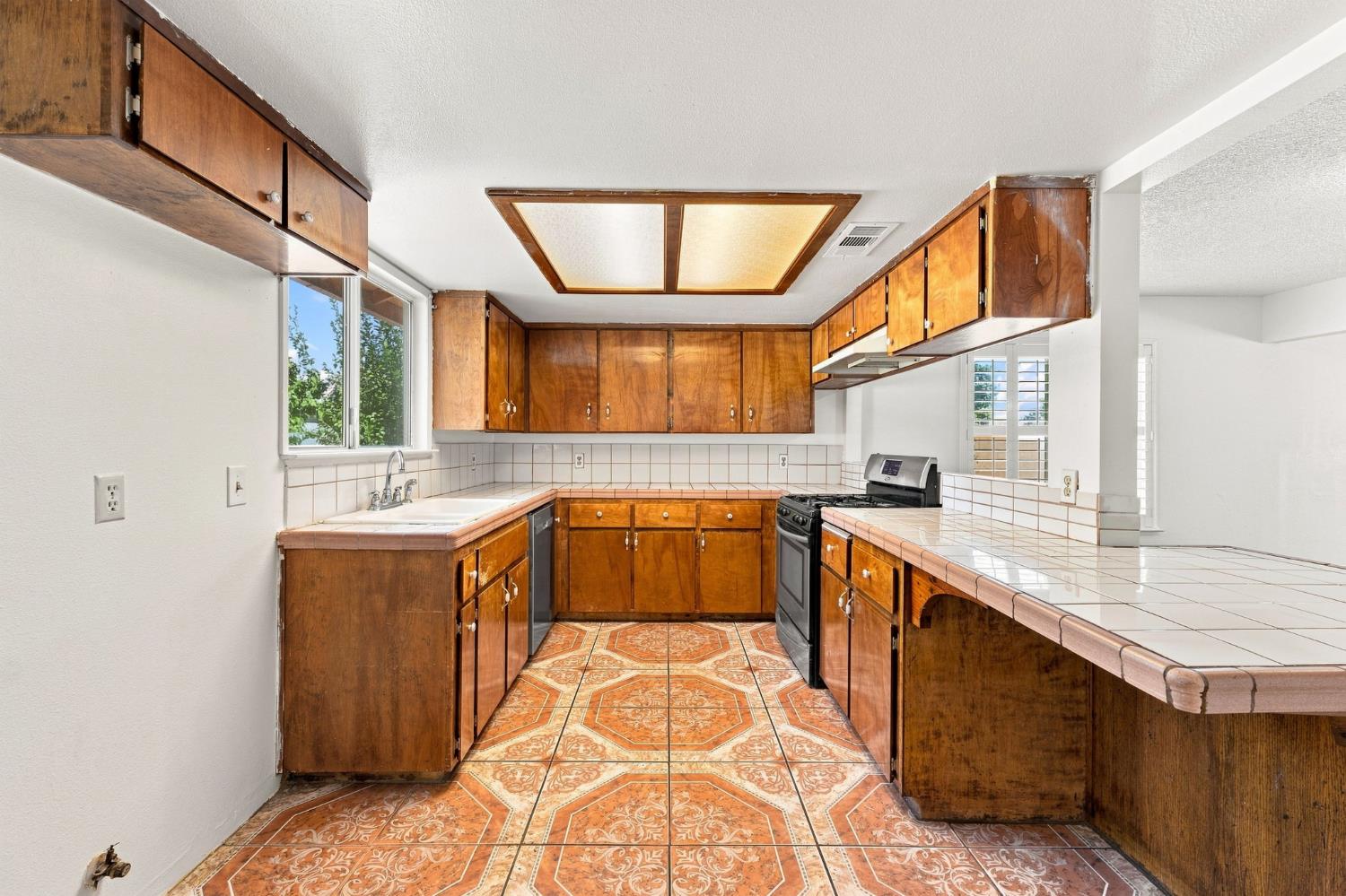 8515 Smyrna, Parlier, CA 93648