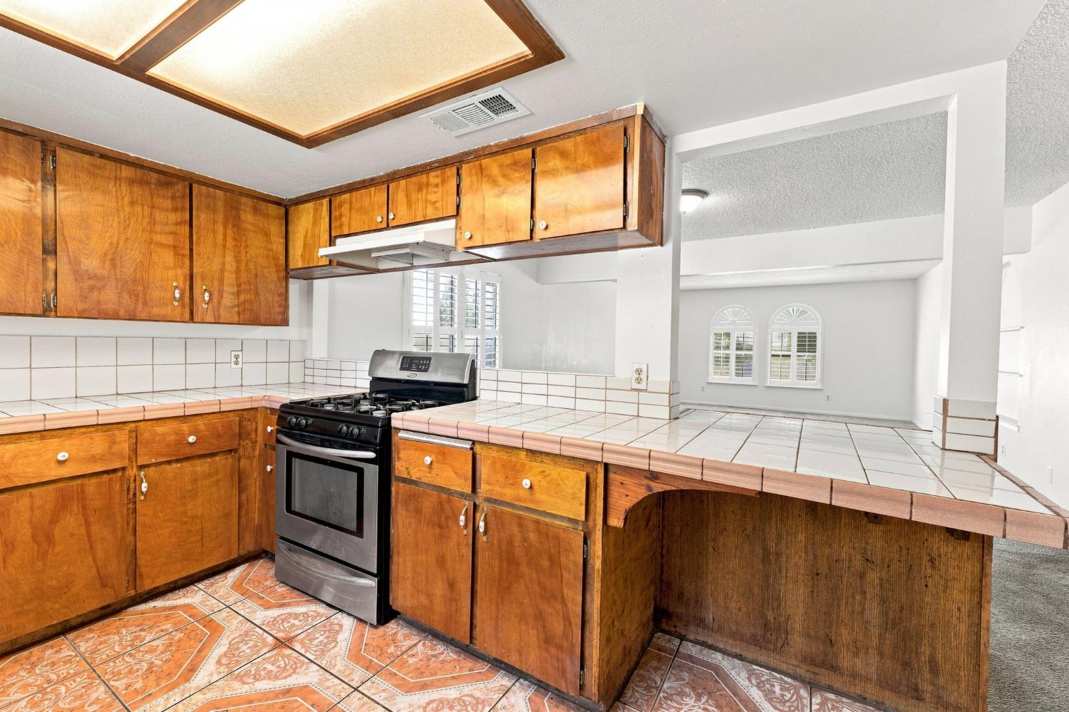 8515 Smyrna, Parlier, CA 93648