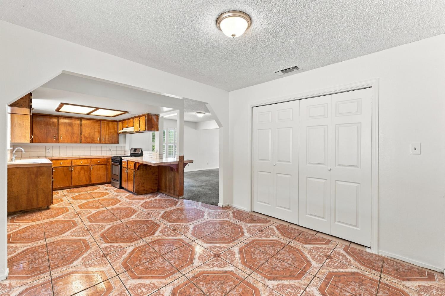8515 Smyrna, Parlier, CA 93648