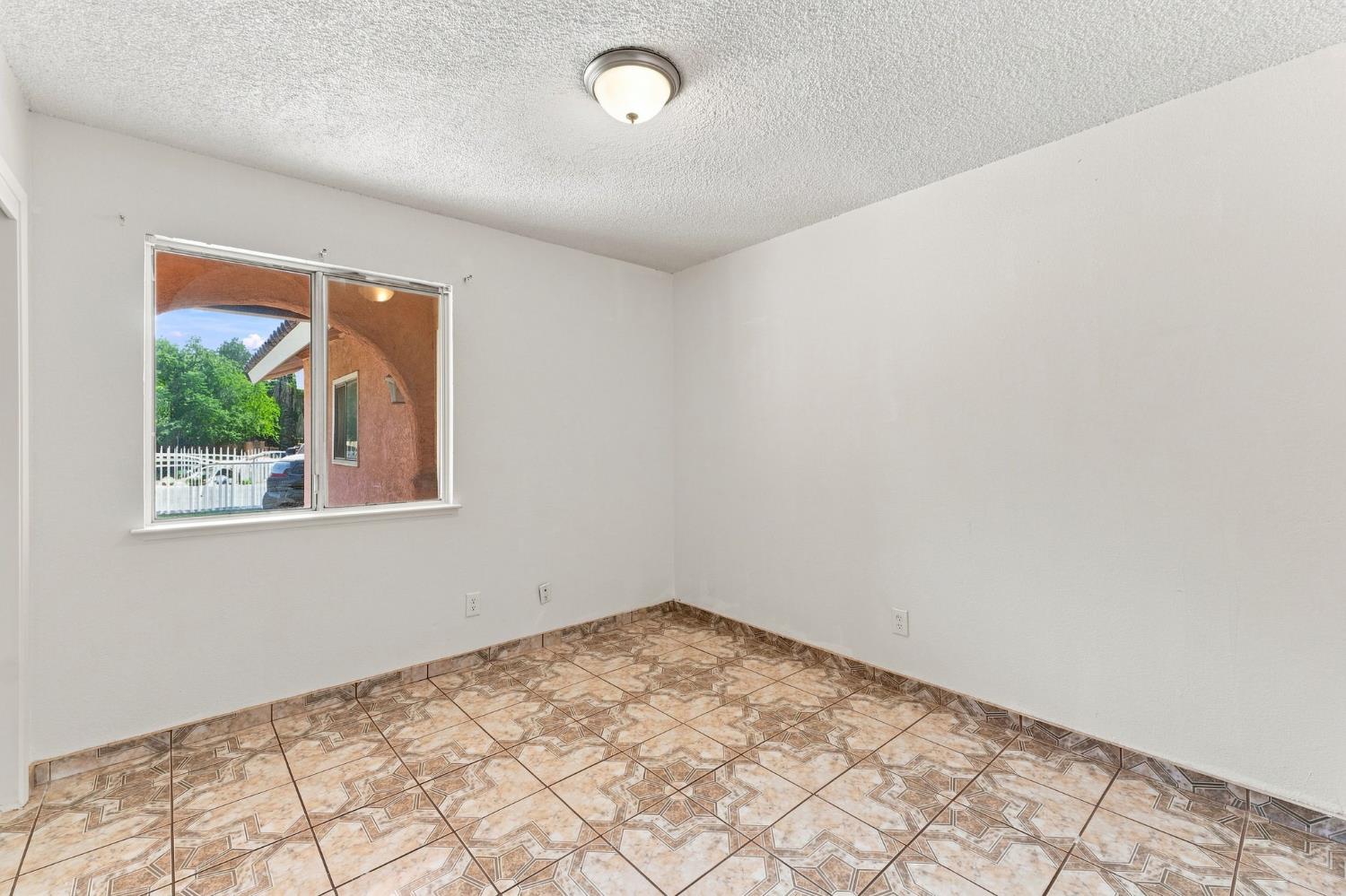 8515 Smyrna, Parlier, CA 93648