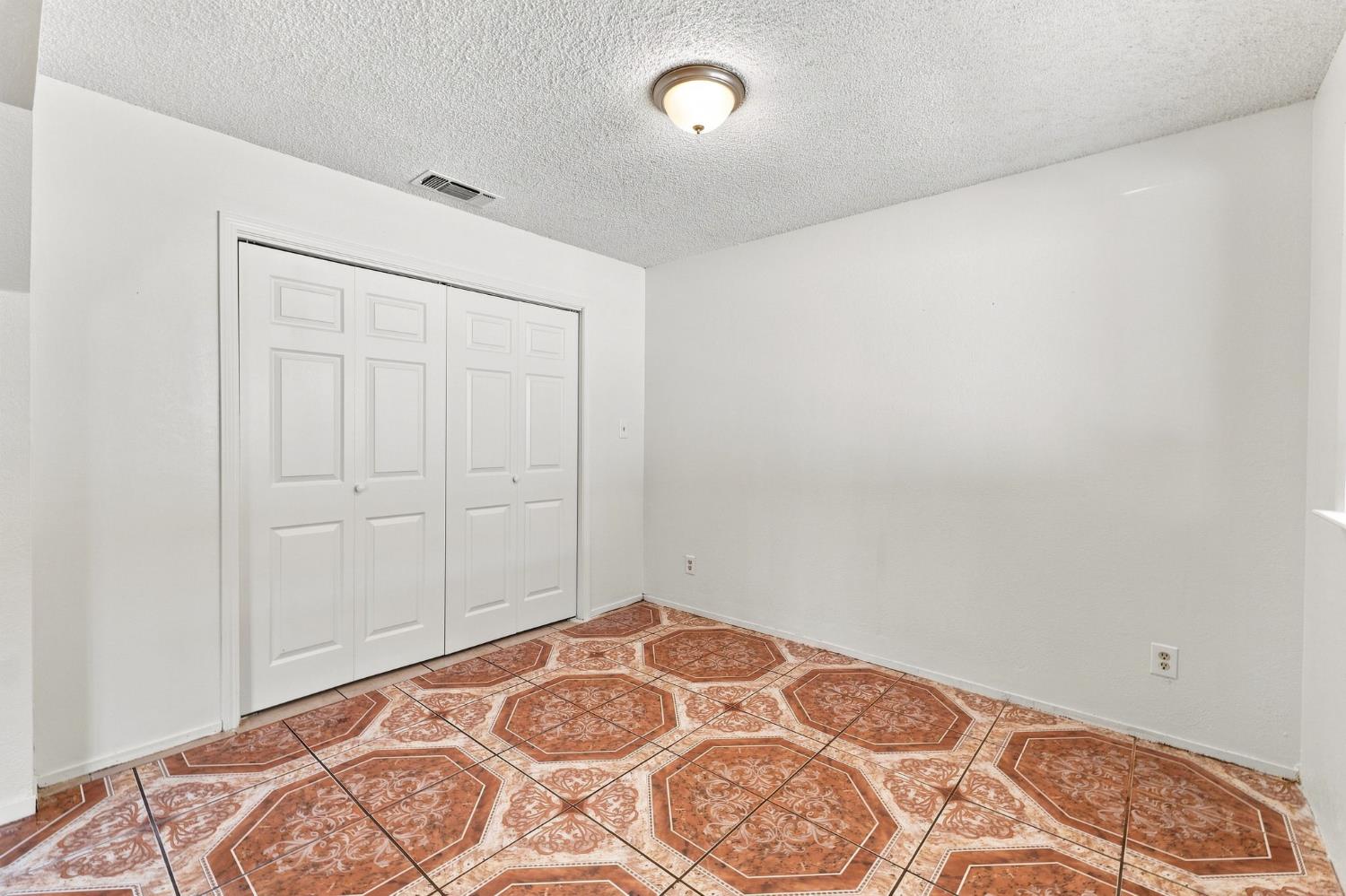 8515 Smyrna, Parlier, CA 93648