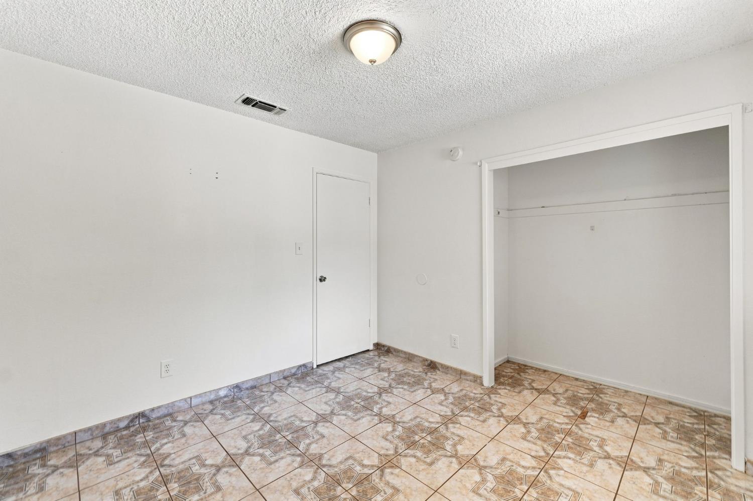 8515 Smyrna, Parlier, CA 93648