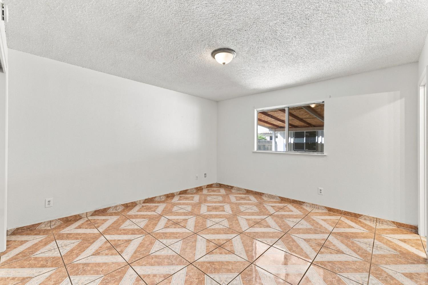 8515 Smyrna, Parlier, CA 93648