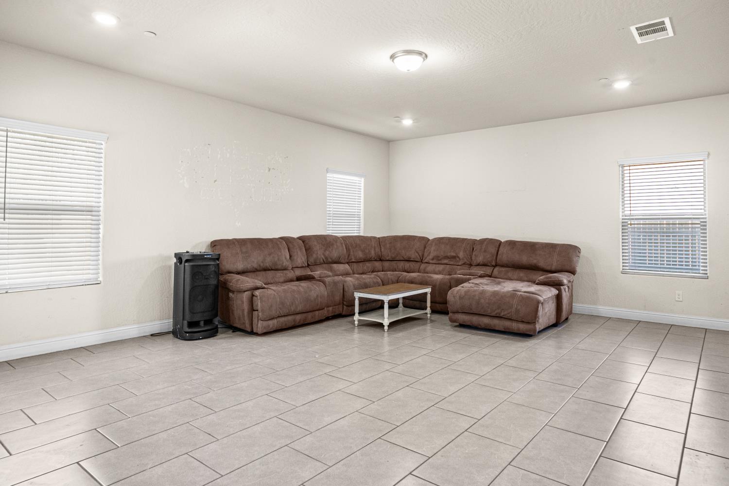 1637 N State St, Fresno, CA 93722