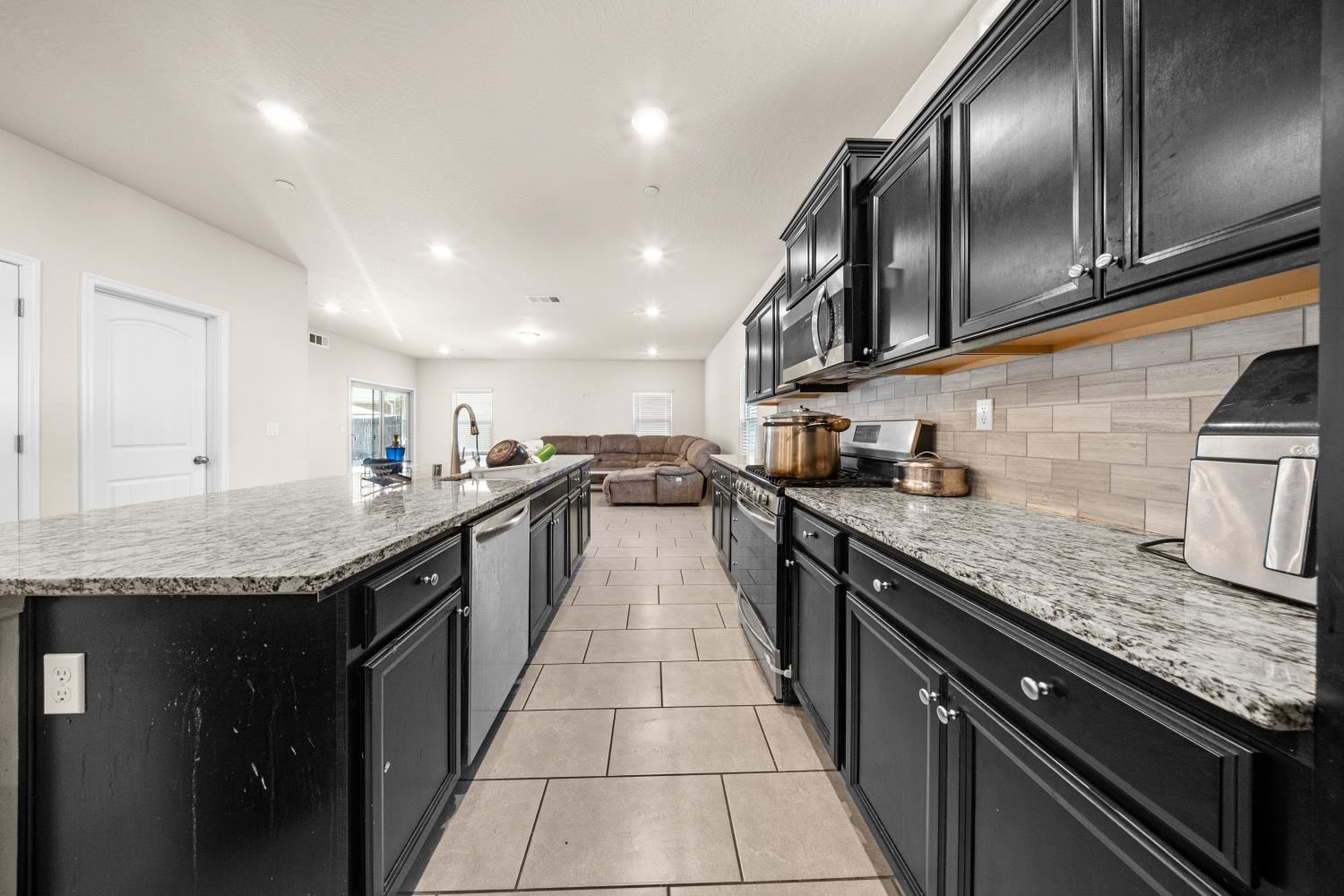 1637 N State St, Fresno, CA 93722