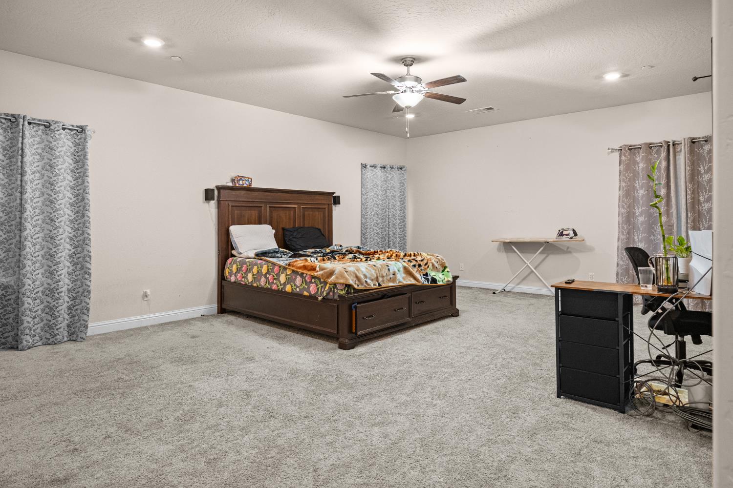 1637 N State St, Fresno, CA 93722