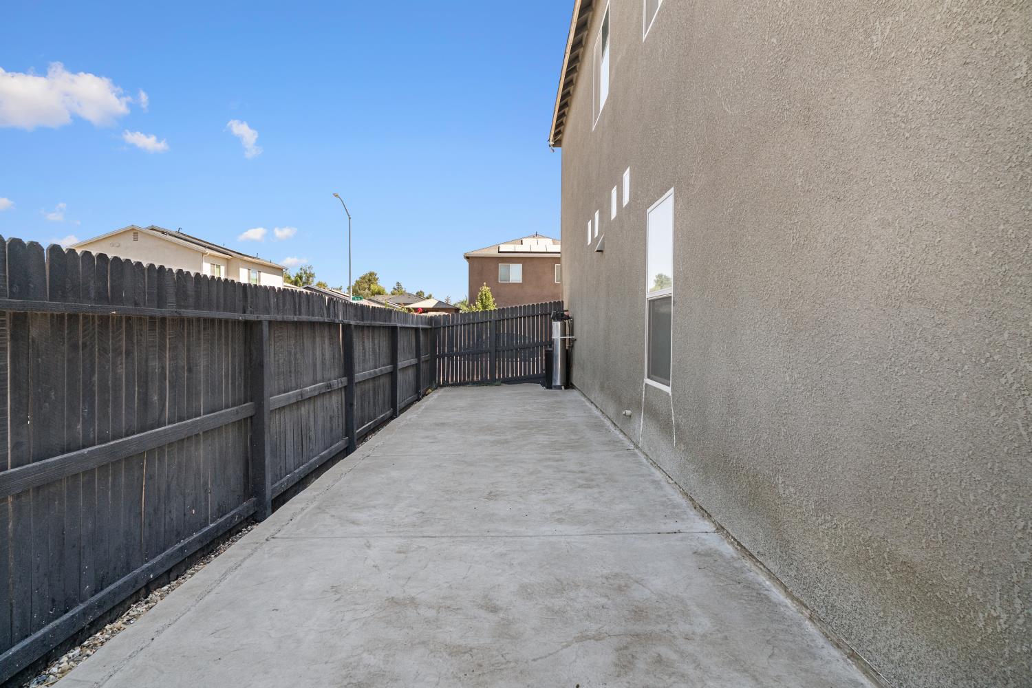 1637 N State St, Fresno, CA 93722
