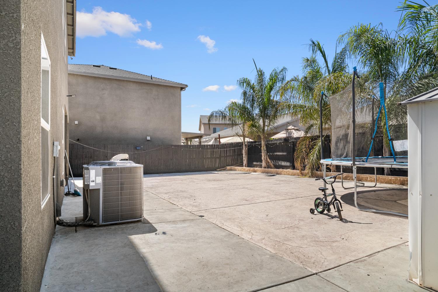 1637 N State St, Fresno, CA 93722