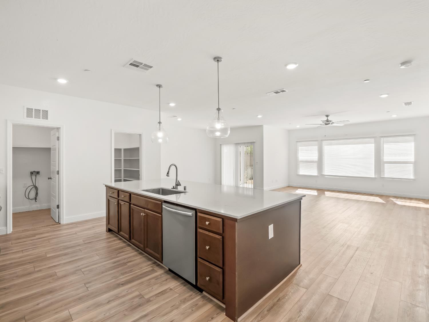 6455 E Giavanna Ave, Fresno, CA 93727