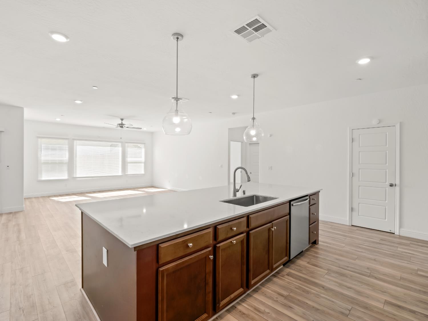 6455 E Giavanna Ave, Fresno, CA 93727