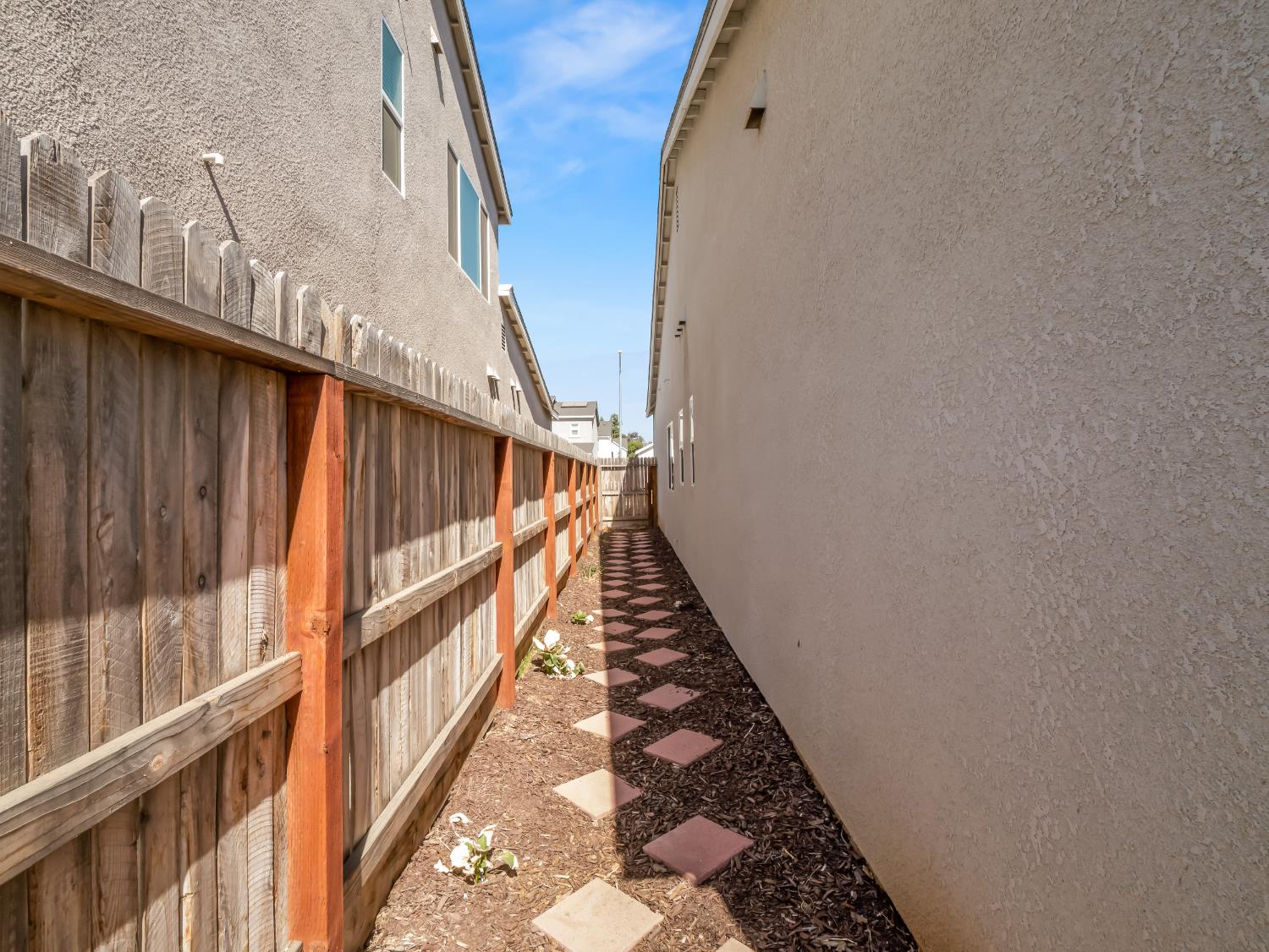 6455 E Giavanna Ave, Fresno, CA 93727
