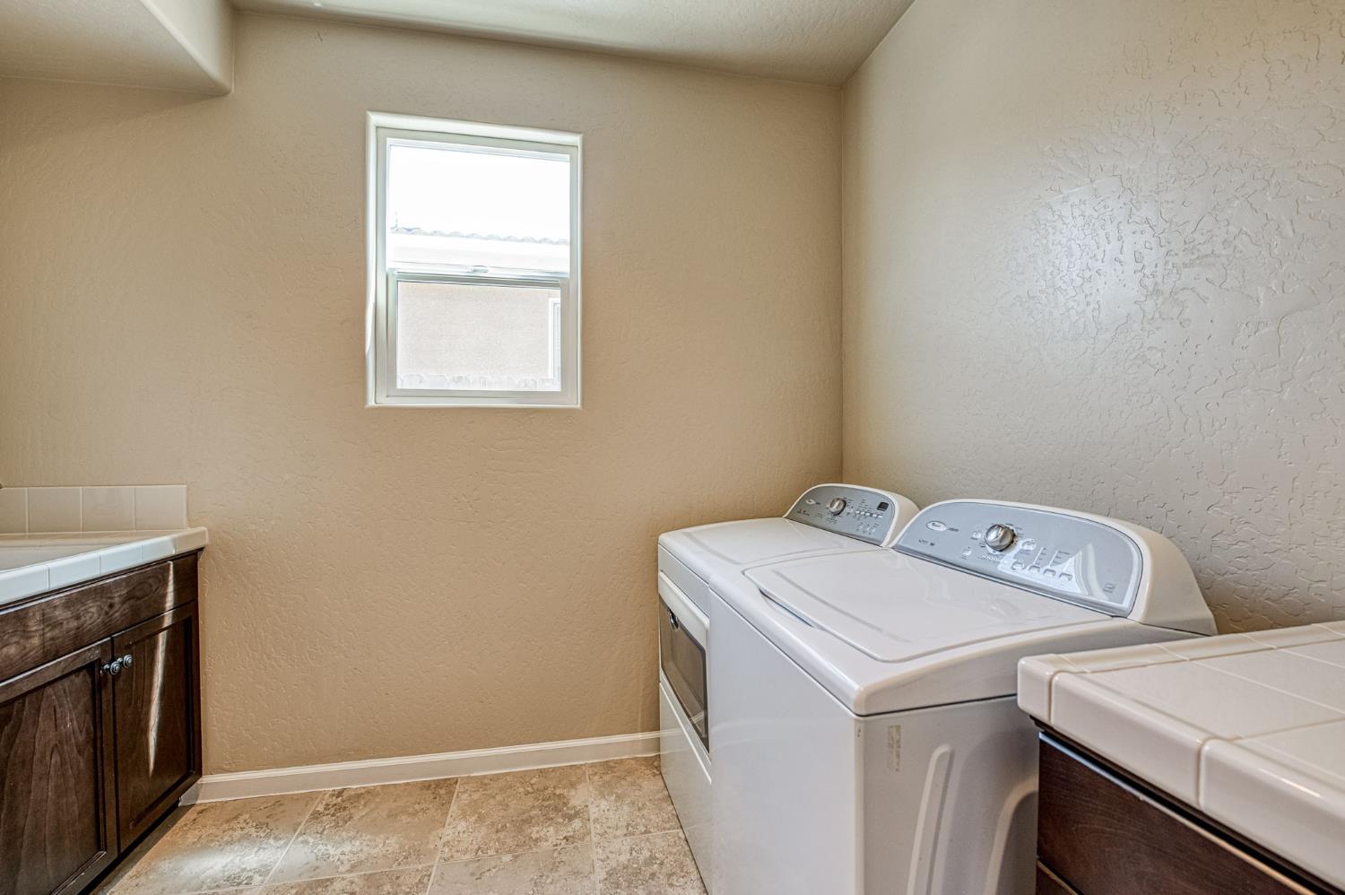 2272 E Prestwick Ave, Fresno, CA 93730