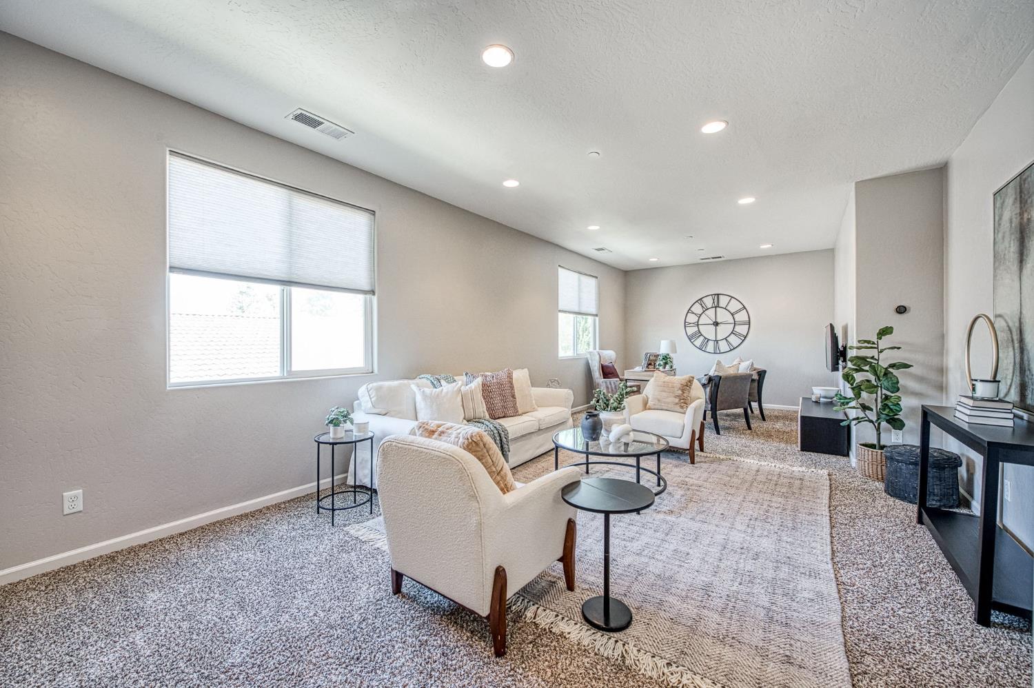 2272 E Prestwick Ave, Fresno, CA 93730