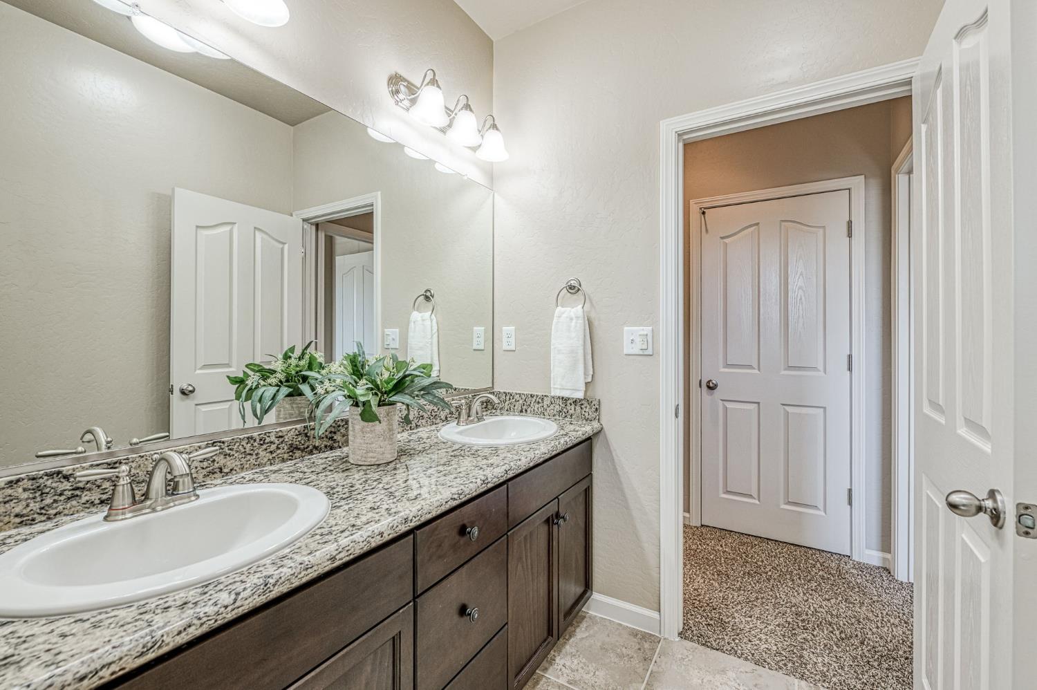 2272 E Prestwick Ave, Fresno, CA 93730