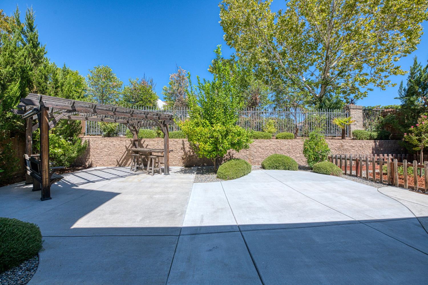 2272 E Prestwick Ave, Fresno, CA 93730