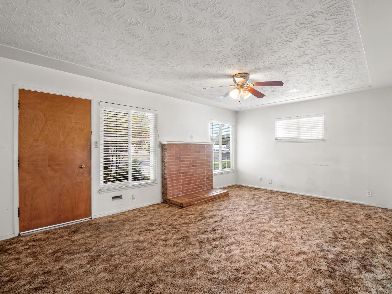 2014 E Simpson Ave E, Fresno, CA 93703