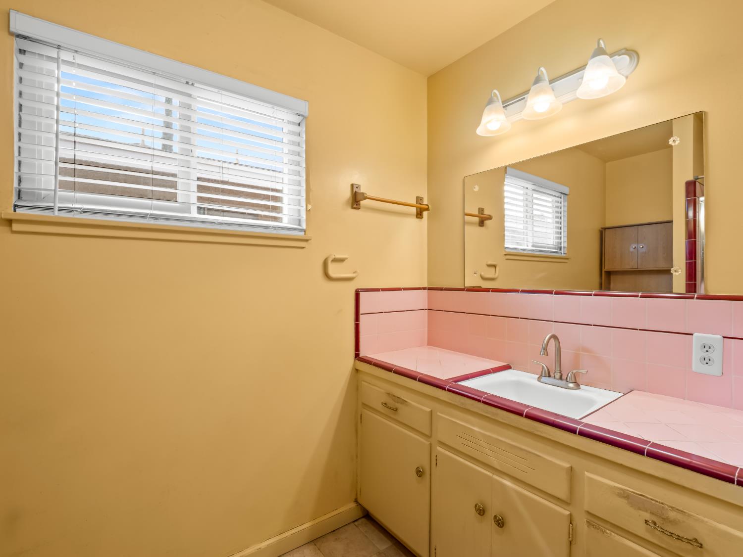 2014 E Simpson Ave E, Fresno, CA 93703