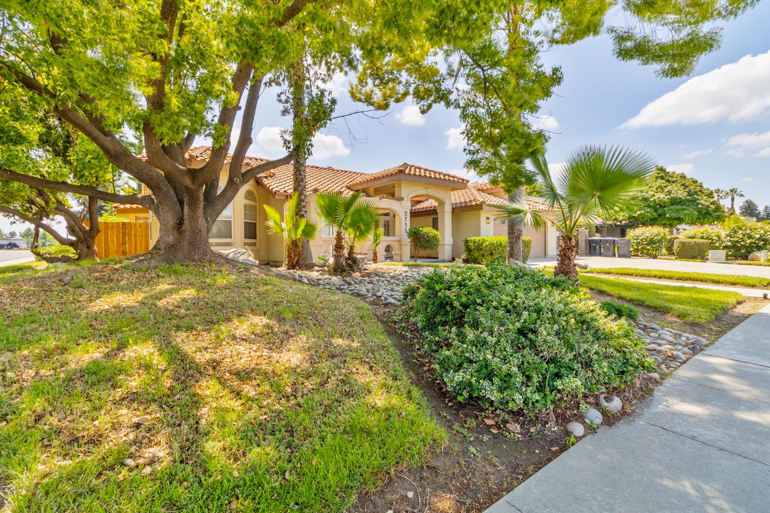 3711 W Victor Ave, Visalia, CA 93277