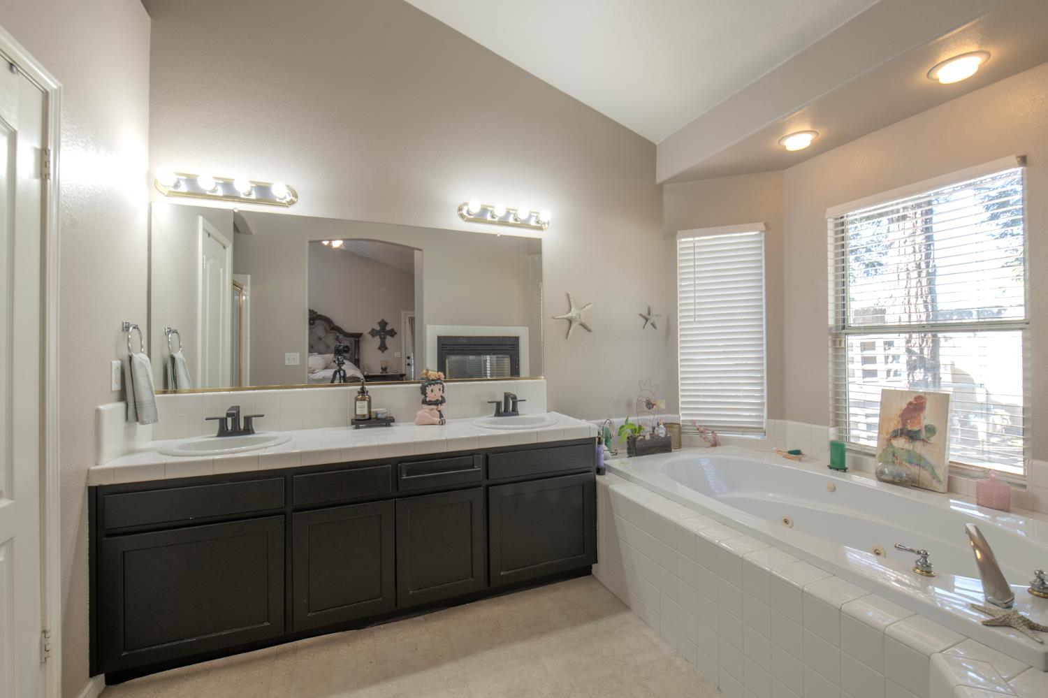 10187 N Price Ave, Fresno, CA 93730