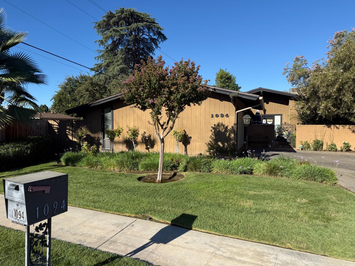 1094 S Sunnyside Ave, Fresno, CA 93727