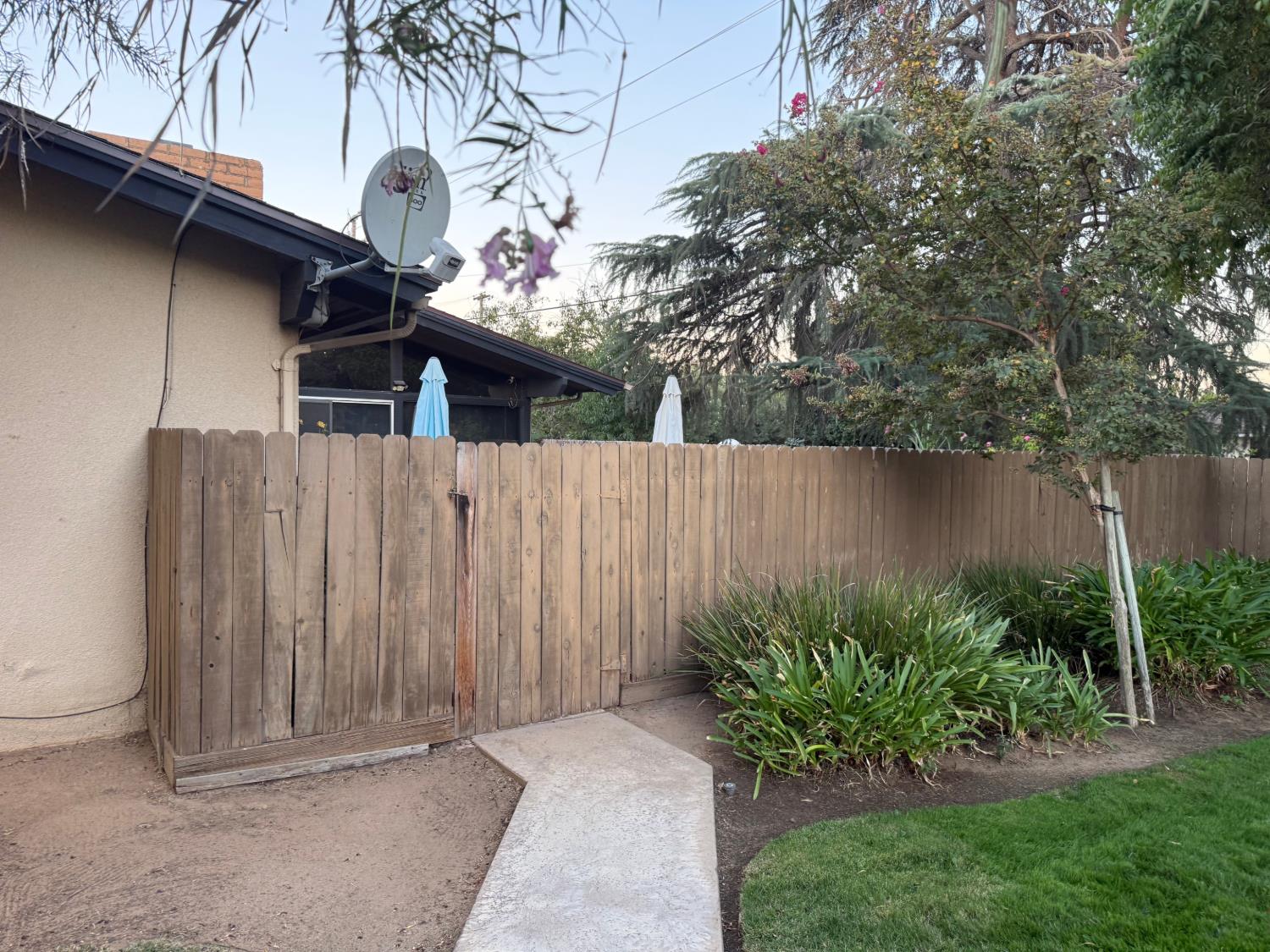 1094 S Sunnyside Ave, Fresno, CA 93727