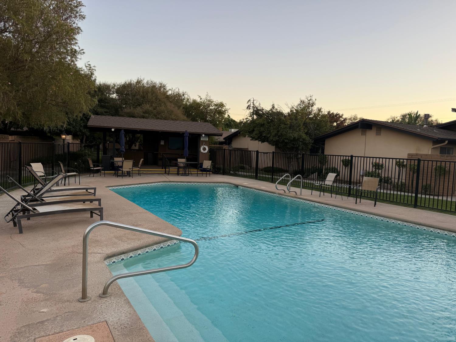 1094 S Sunnyside Ave, Fresno, CA 93727