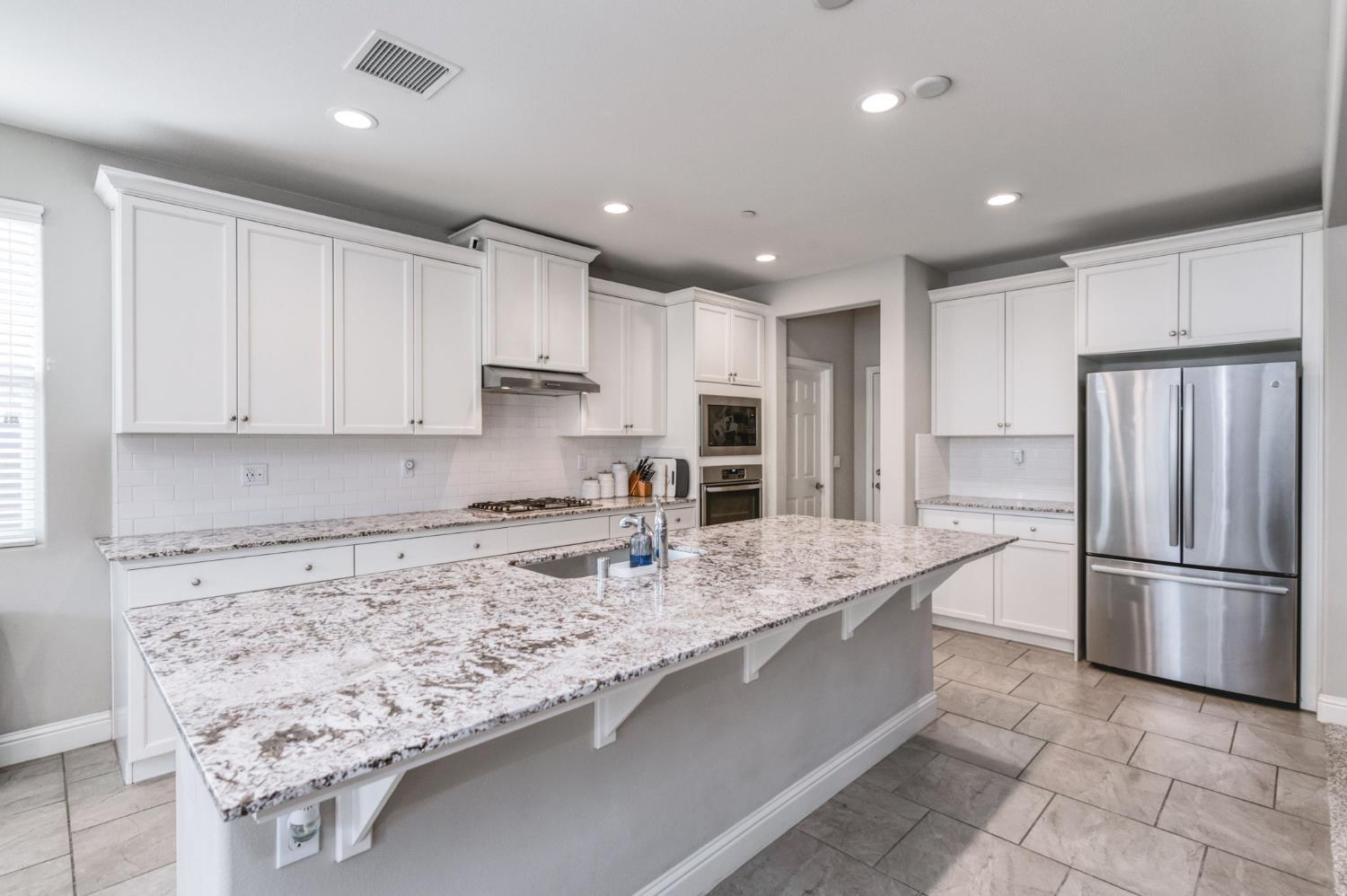 3912 Sussex Ave, Clovis, CA 93619