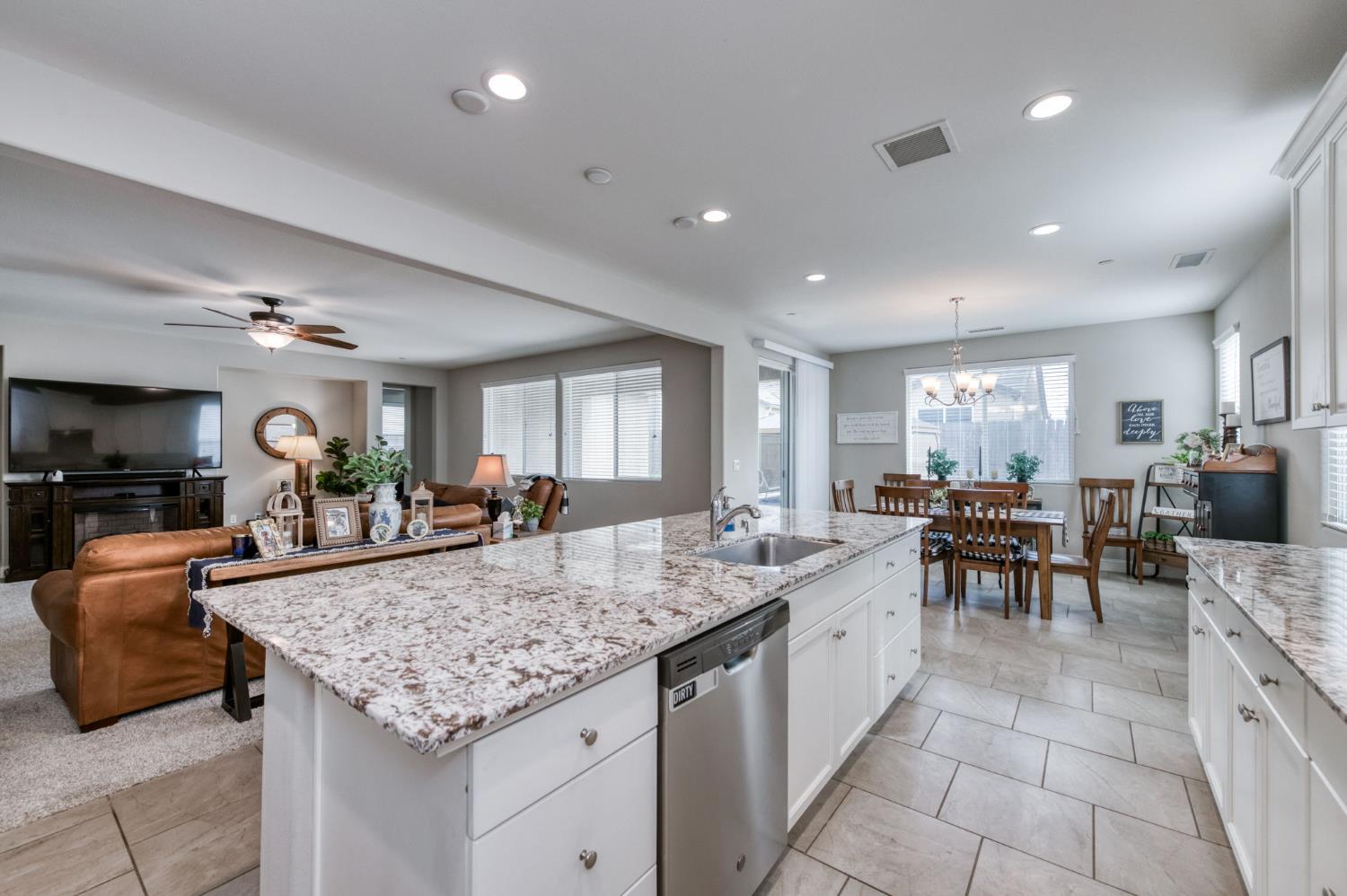 3912 Sussex Ave, Clovis, CA 93619