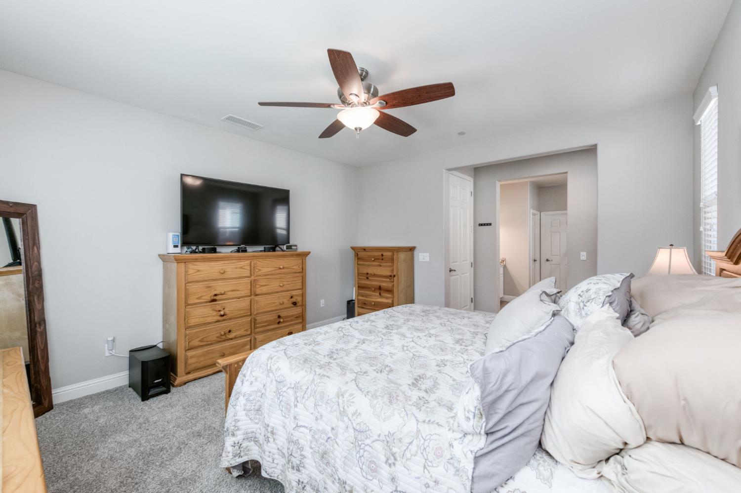 3912 Sussex Ave, Clovis, CA 93619