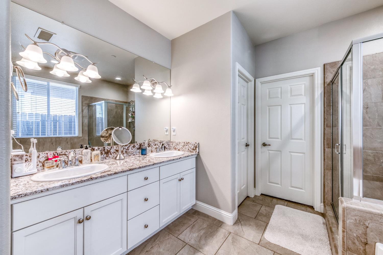 3912 Sussex Ave, Clovis, CA 93619