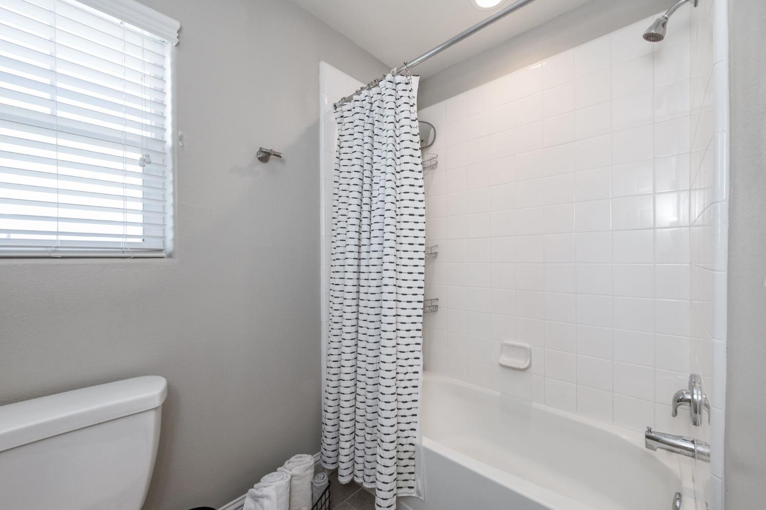 3912 Sussex Ave, Clovis, CA 93619
