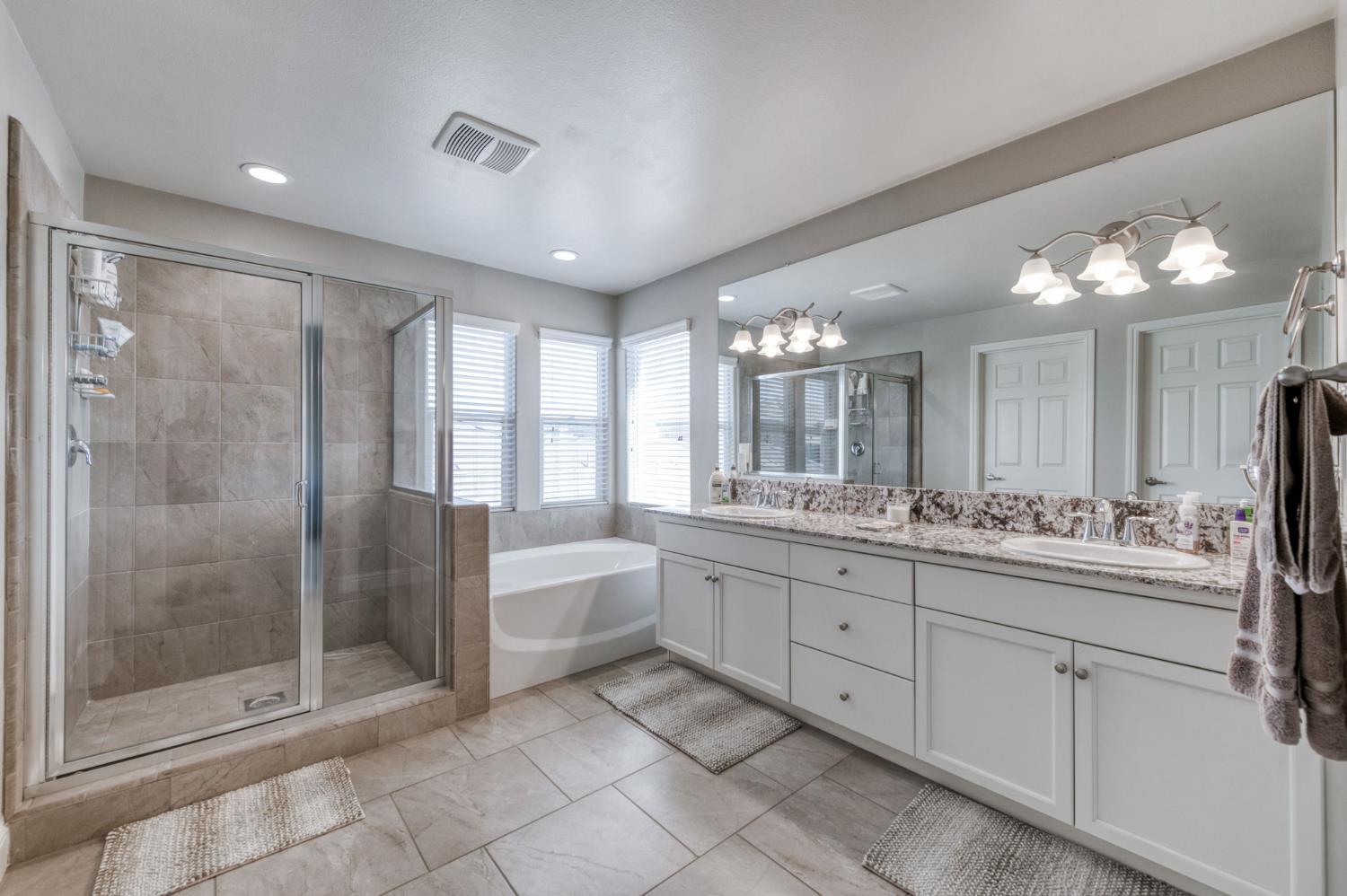 3912 Sussex Ave, Clovis, CA 93619