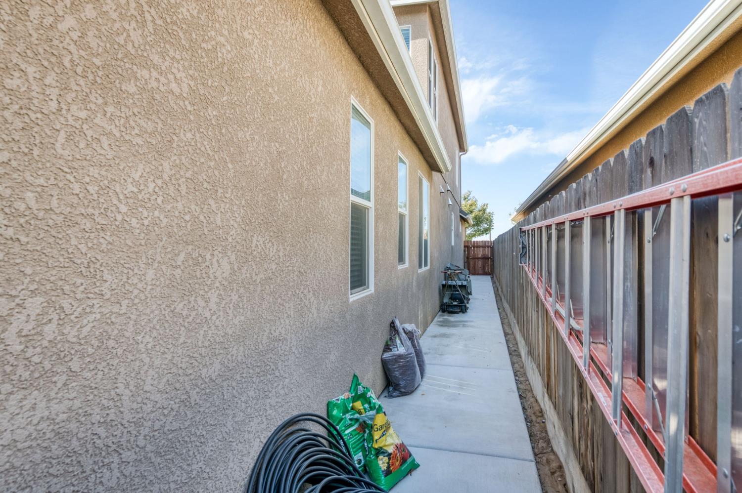 3912 Sussex Ave, Clovis, CA 93619