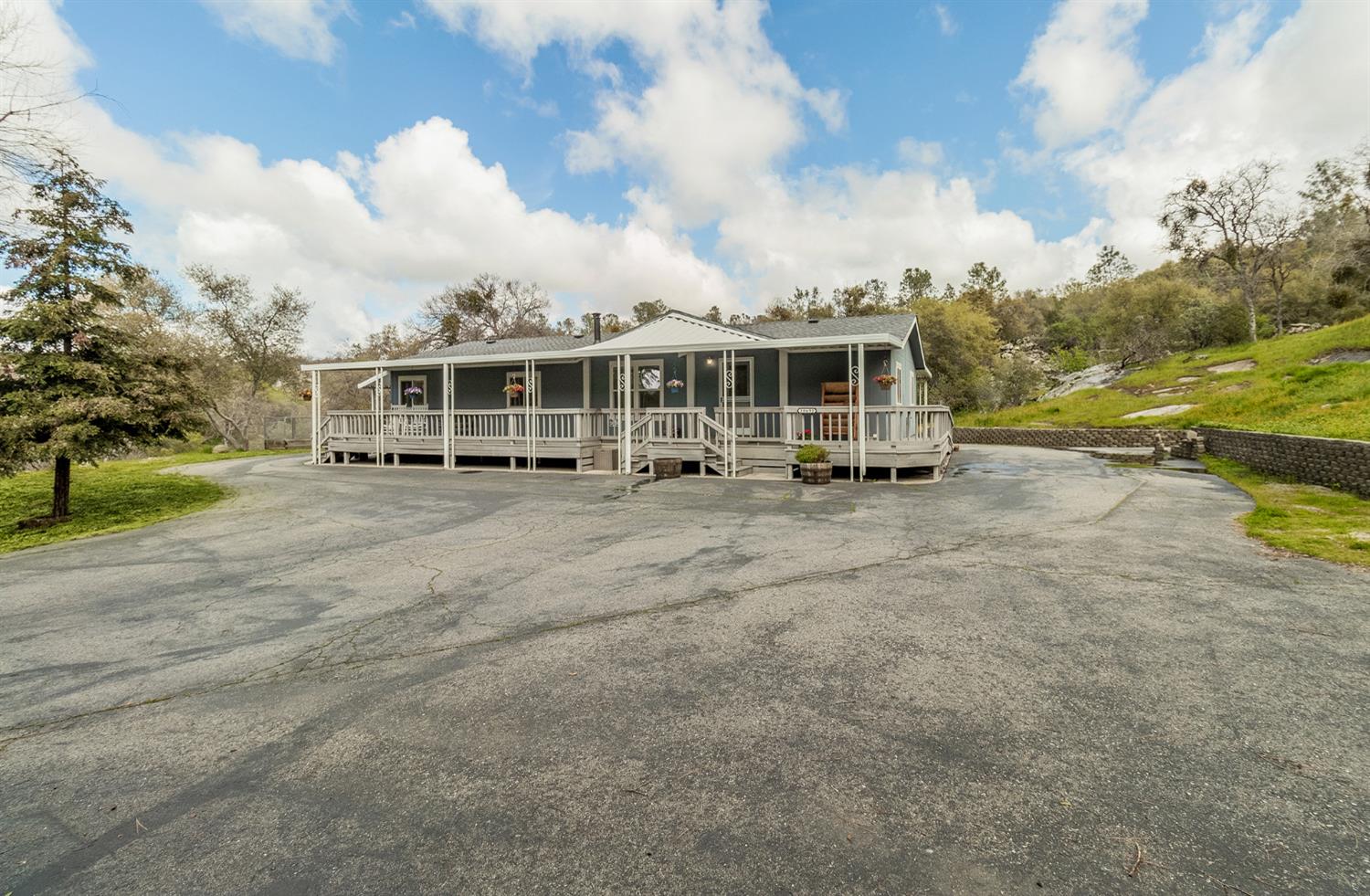 30695 Country Oak Ln, Prather, CA 93651