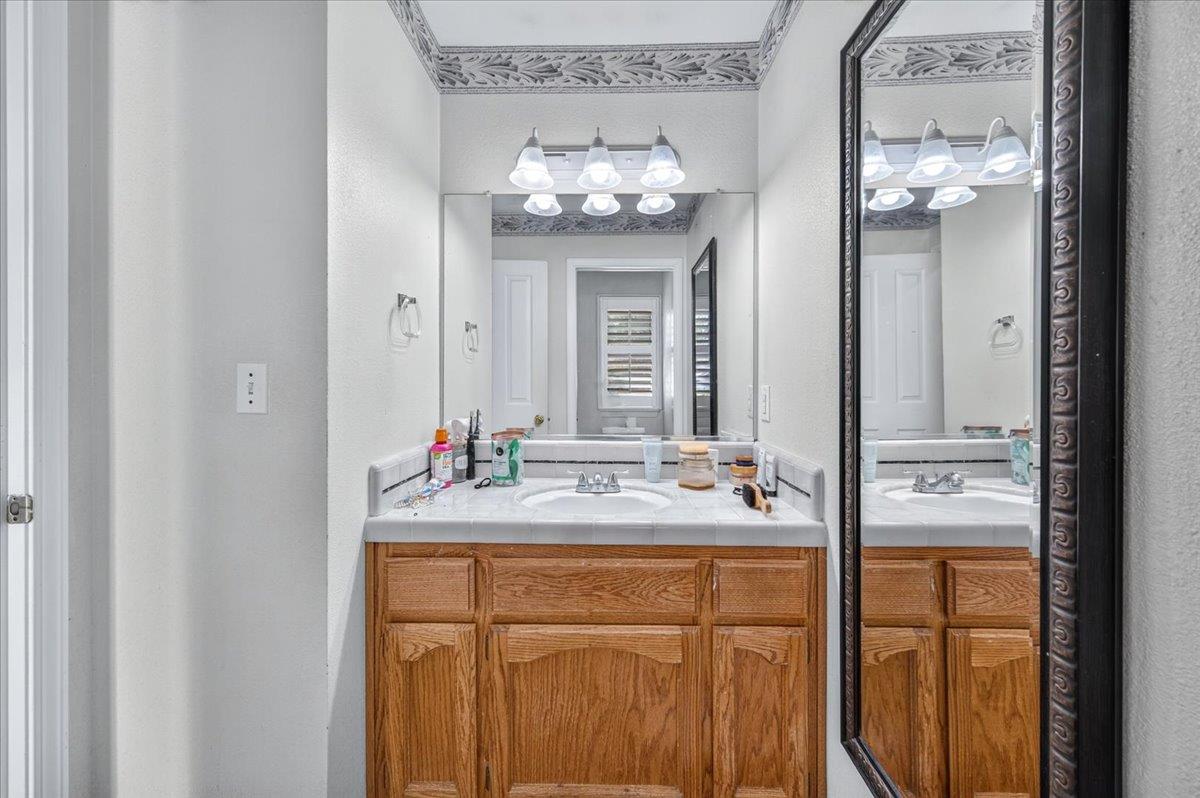 673 Bedford Ave, Clovis, CA 93611