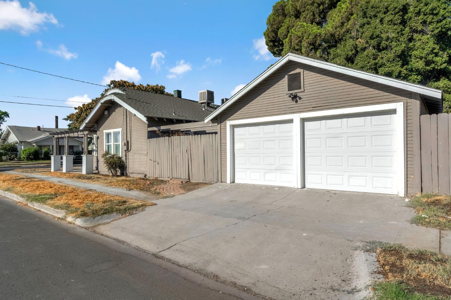 641 E Elizabeth St, Fresno, CA 93728