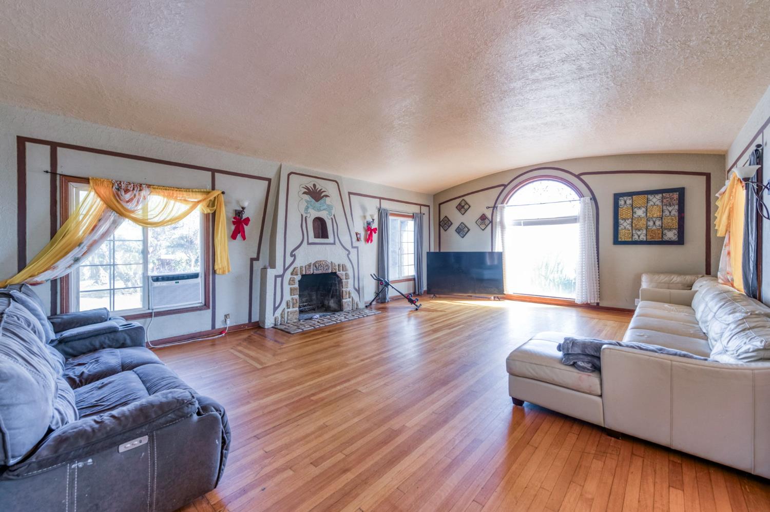 4905 E Jensen Ave, Fresno, CA 93725