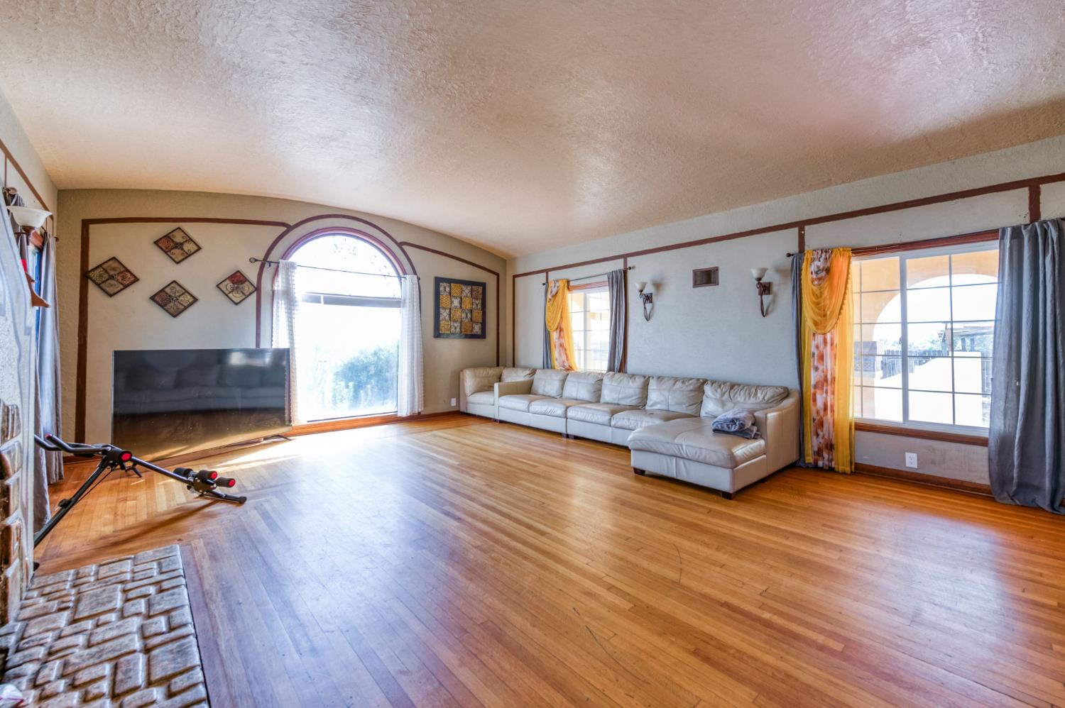 4905 E Jensen Ave, Fresno, CA 93725