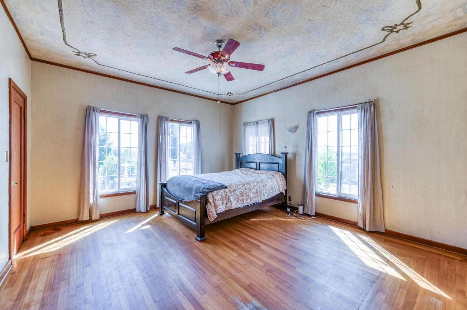 4905 E Jensen Ave, Fresno, CA 93725