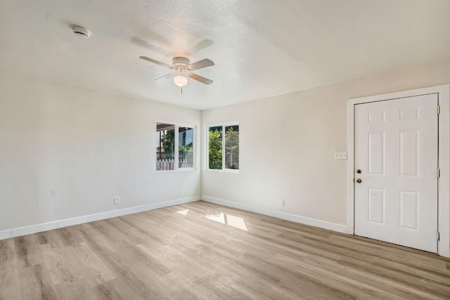 1017 E Vine Ave, Fresno, CA 93706
