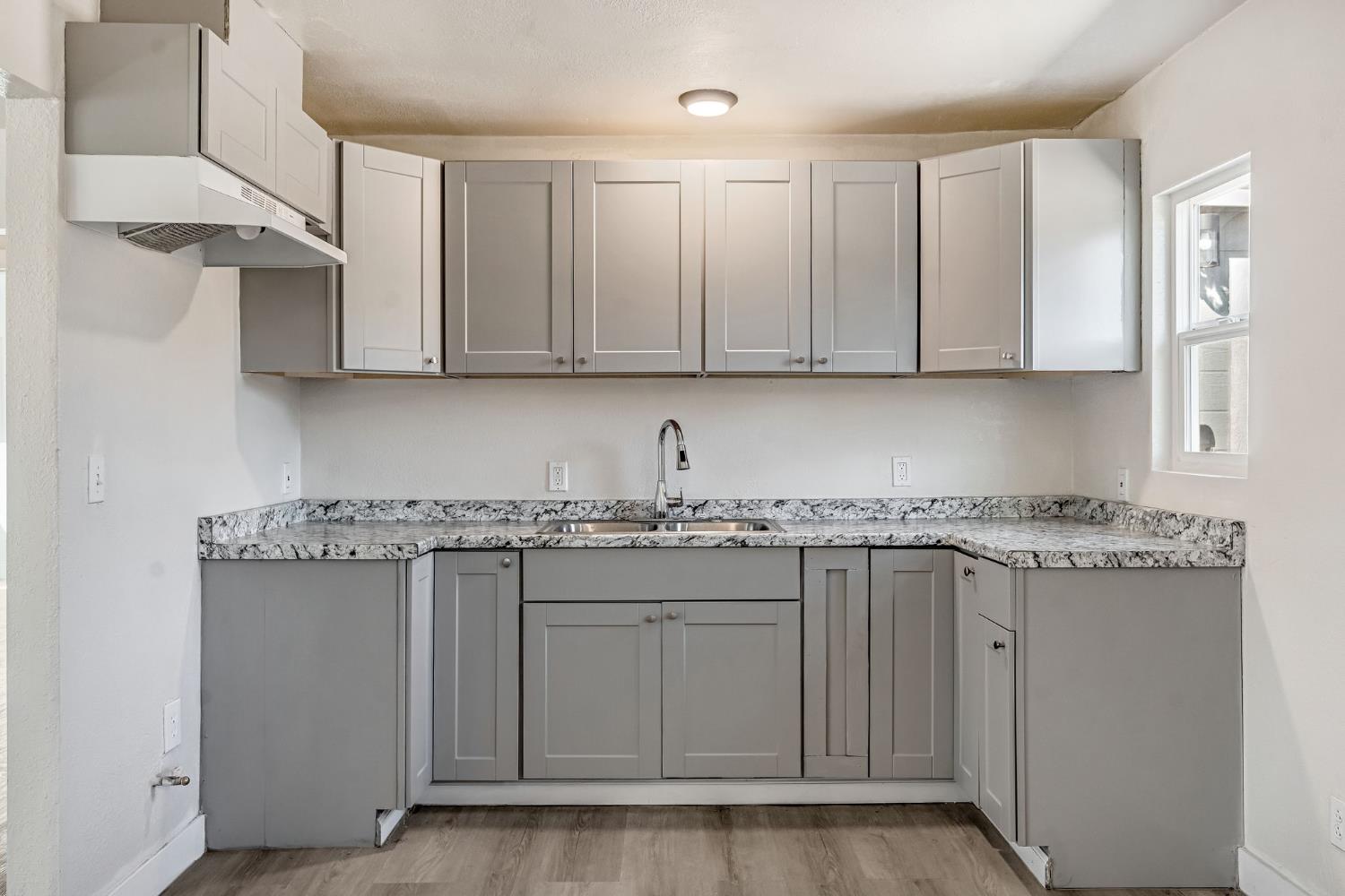 1017 E Vine Ave, Fresno, CA 93706