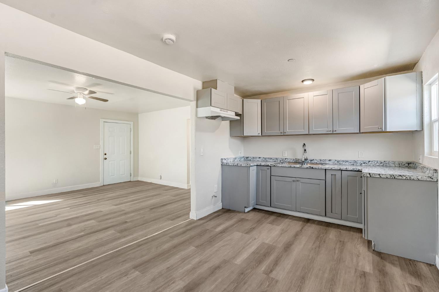 1017 E Vine Ave, Fresno, CA 93706
