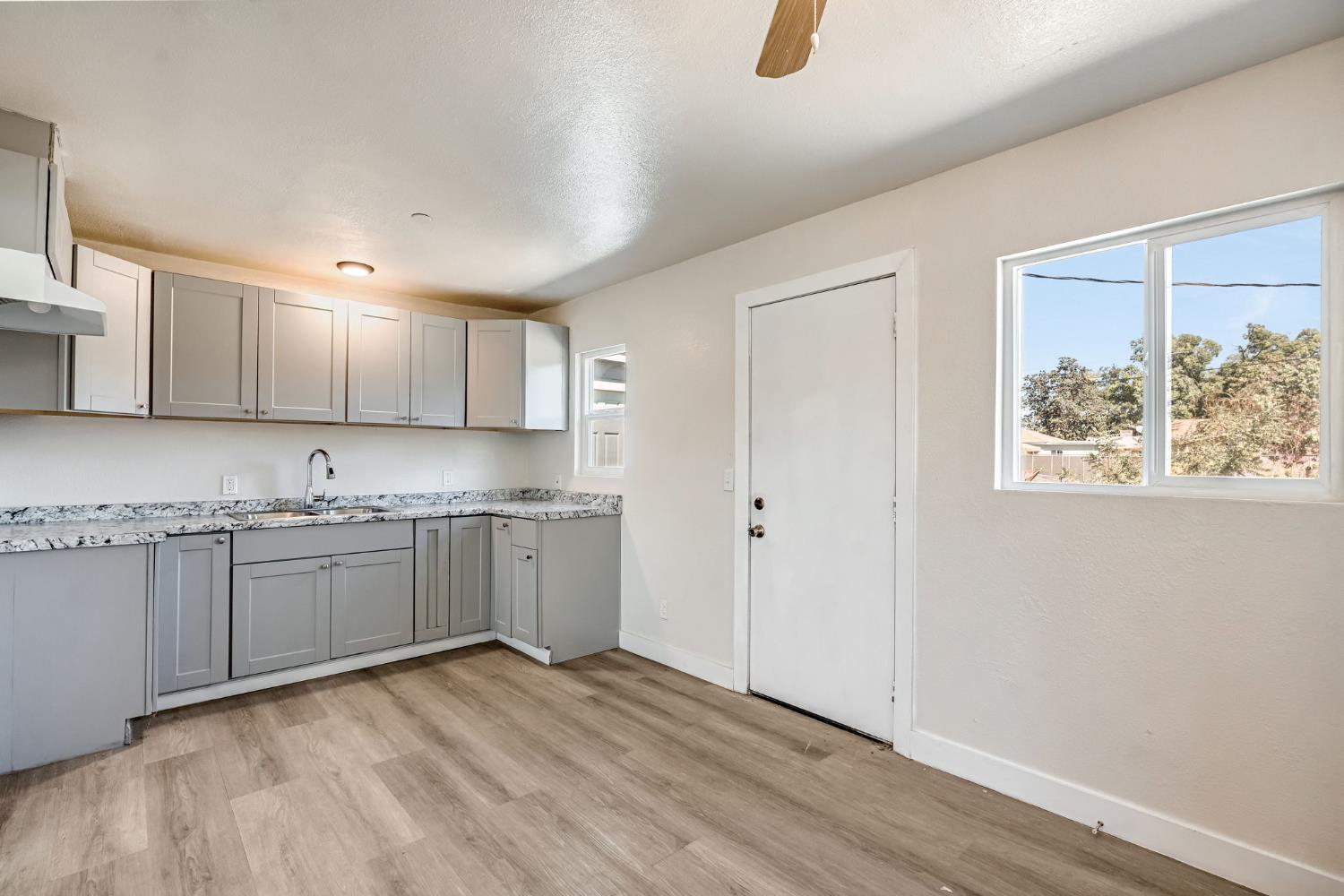 1017 E Vine Ave, Fresno, CA 93706