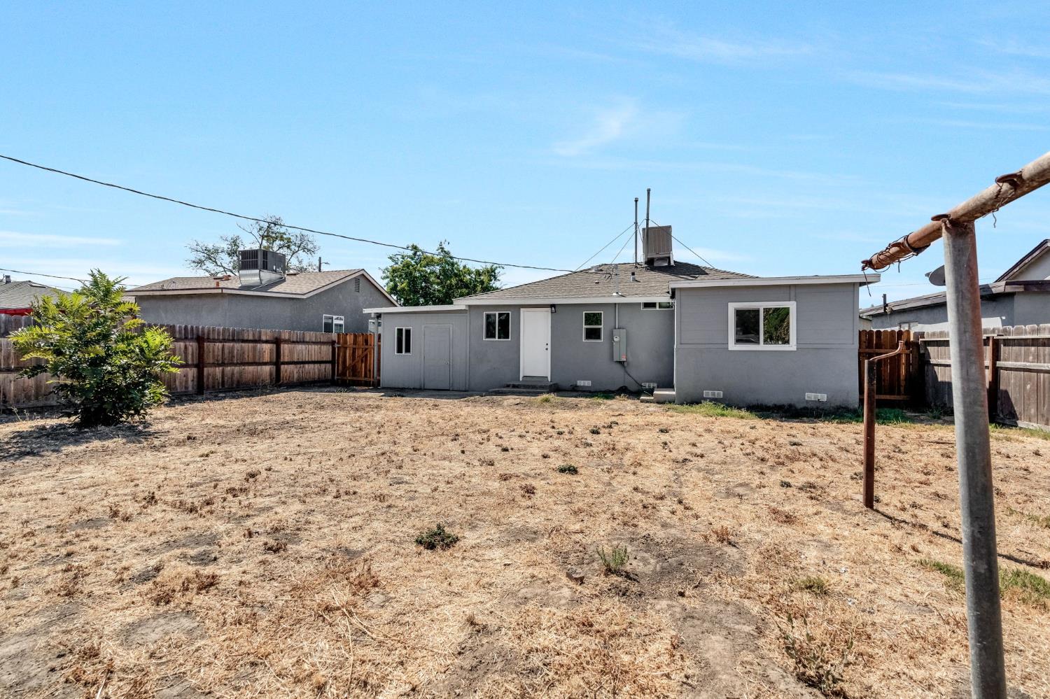 1017 E Vine Ave, Fresno, CA 93706