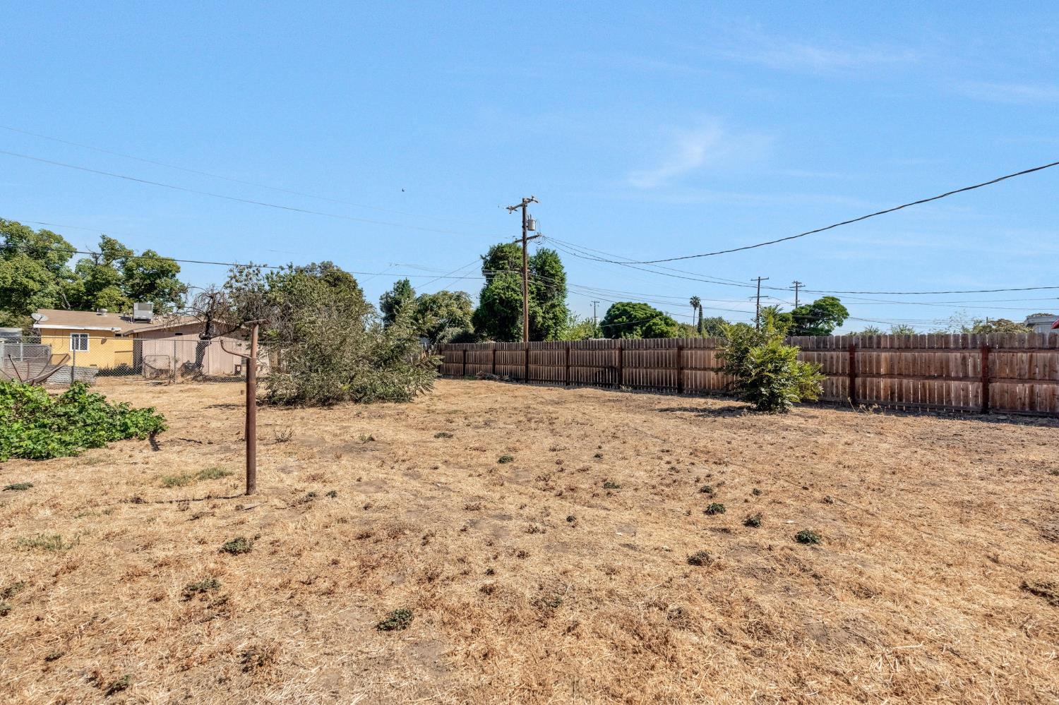 1017 E Vine Ave, Fresno, CA 93706