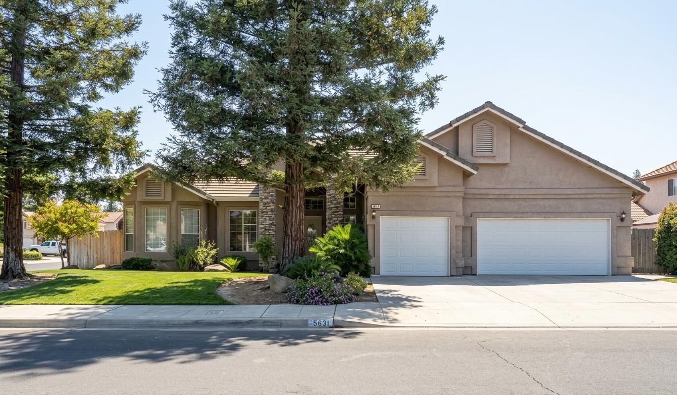 563 W Omaha Ave, Clovis, CA 93619