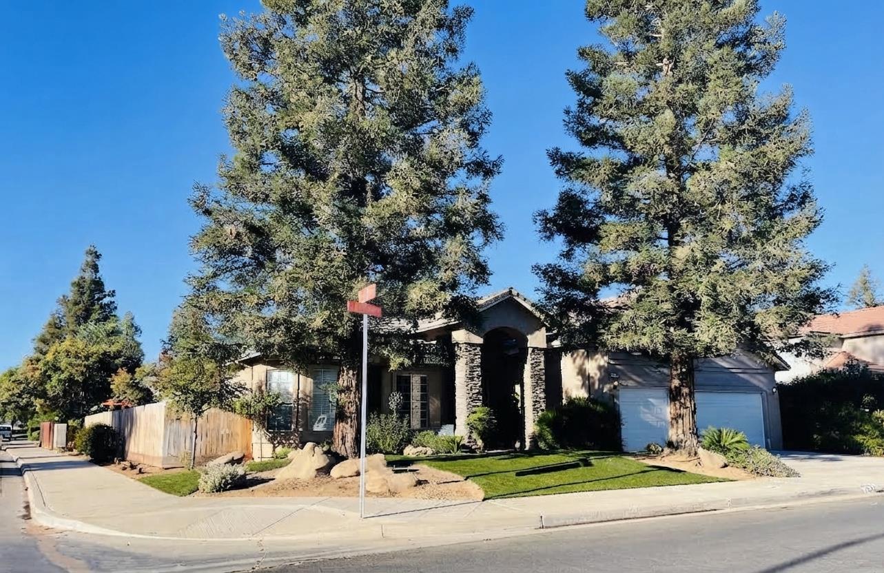 563 W Omaha Ave, Clovis, CA 93619
