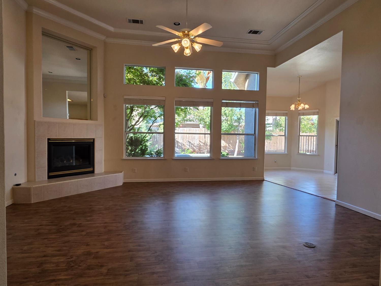 563 W Omaha Ave, Clovis, CA 93619