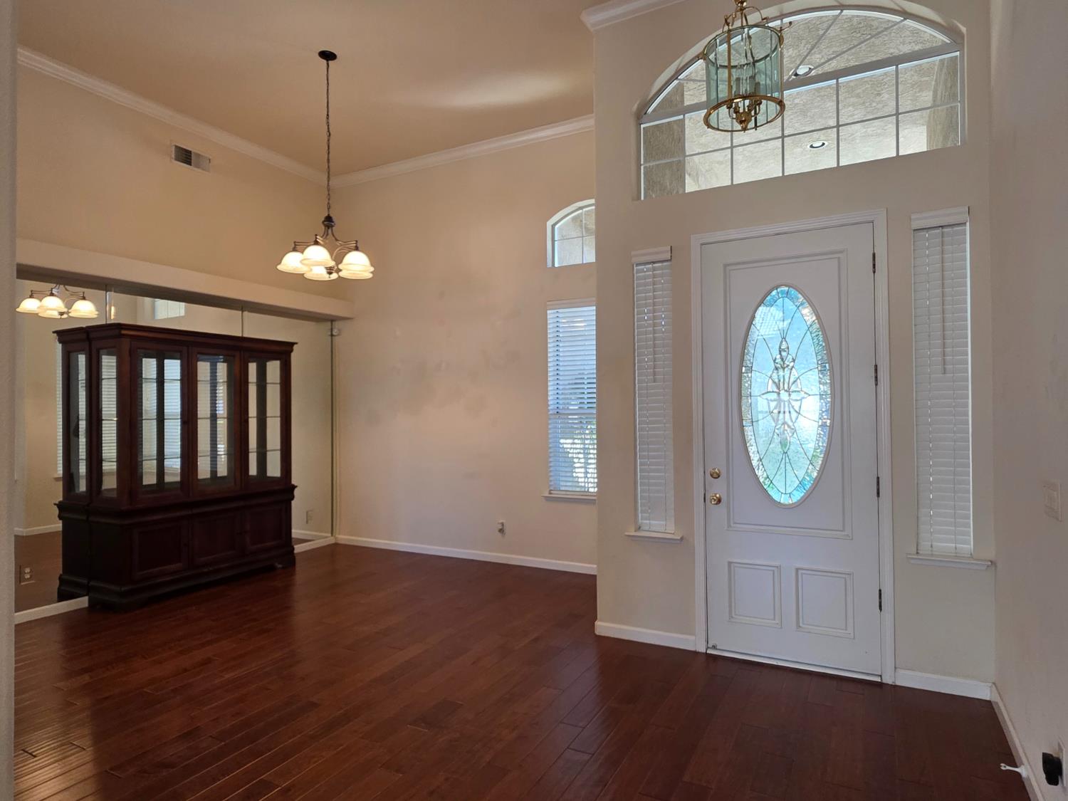 563 W Omaha Ave, Clovis, CA 93619