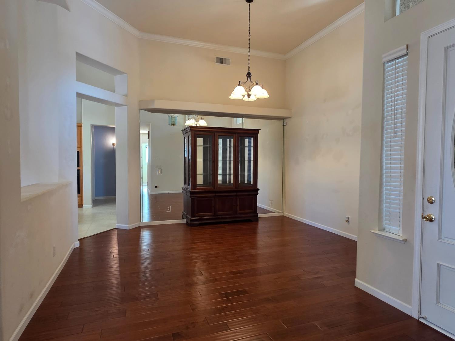 563 W Omaha Ave, Clovis, CA 93619